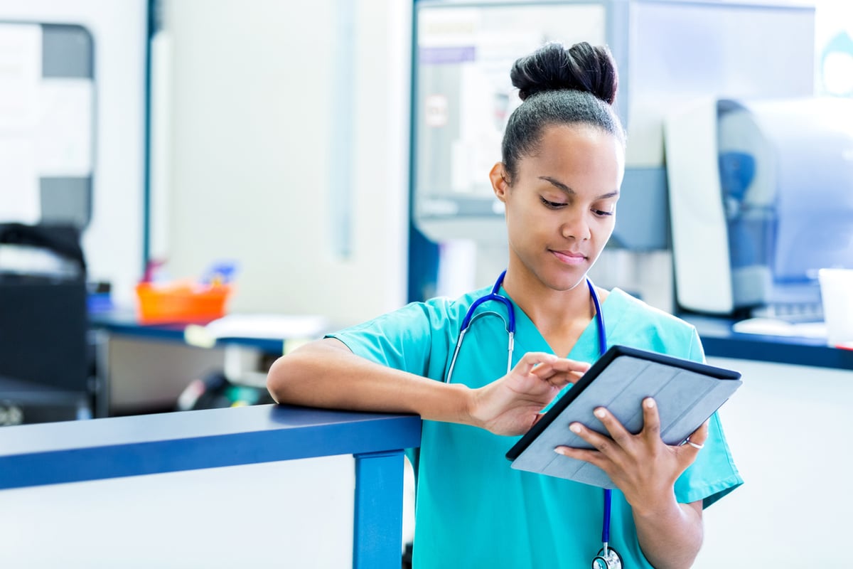 nurse using ipad for patient engagement 