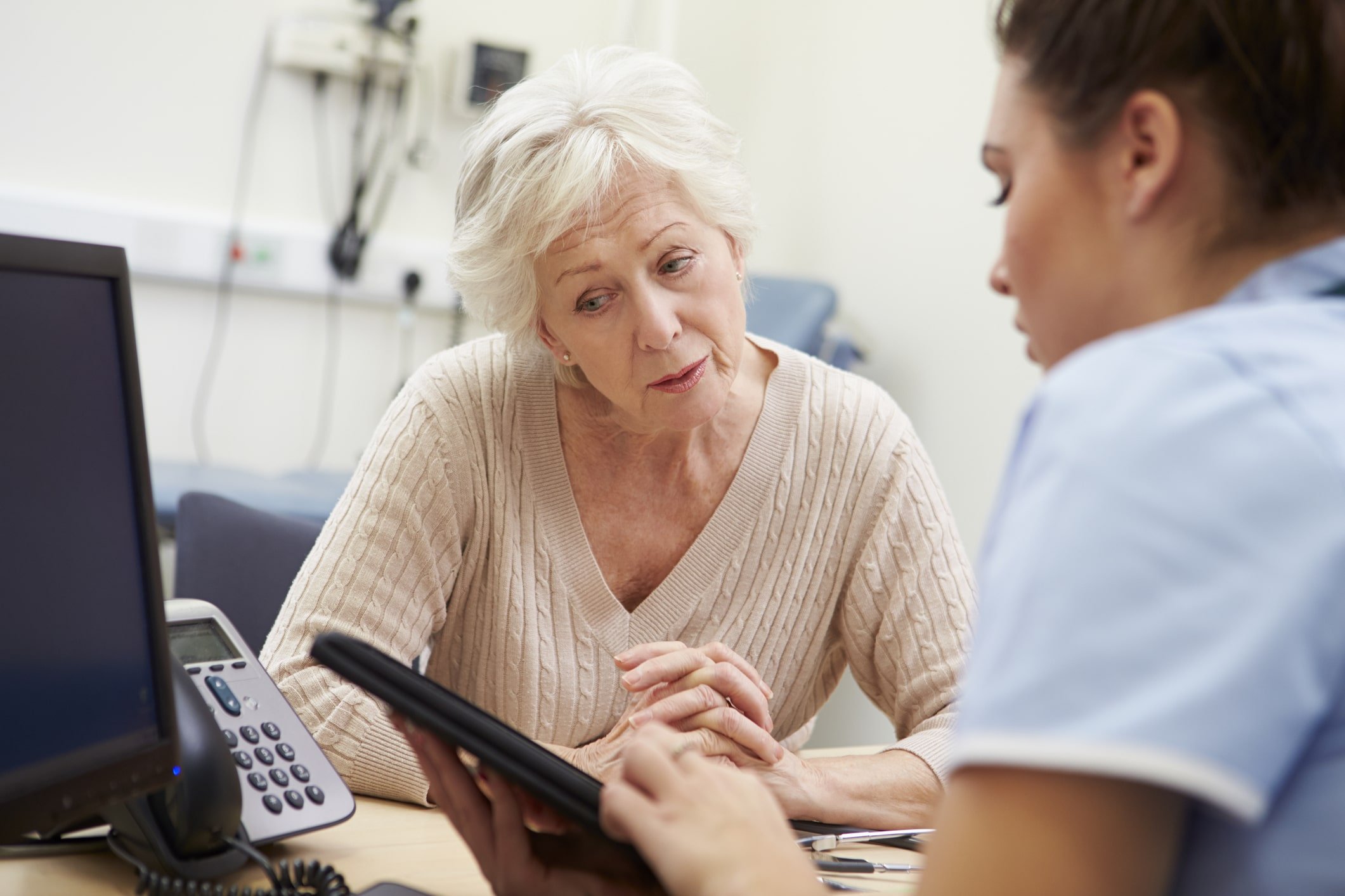 doctor-giving-out-information-to-an-elderly-patient